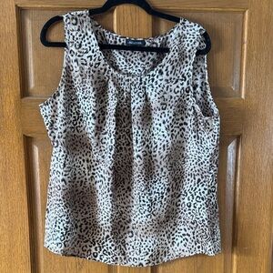 Chic Leopard Print Sleeveless Top!